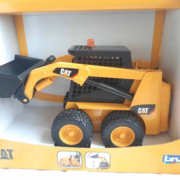 Bruder 1:16 SKID STEER LOADER Caterpillar CAT Sandbox SCOOP Vehicle - Picture 2 of 5